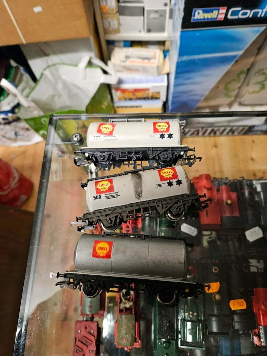Hornby OO Gauge Shell Tanker Wagons - Image 1