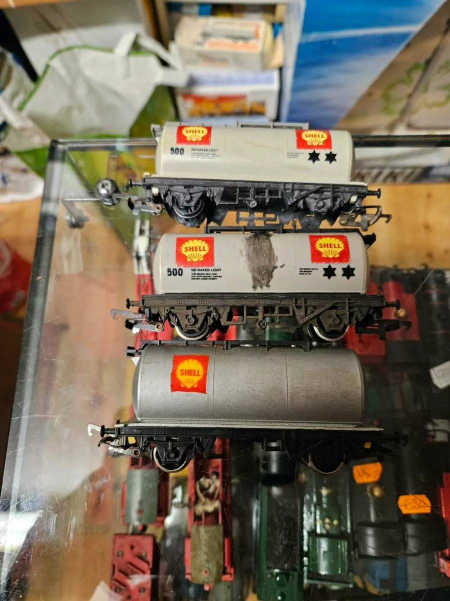 Hornby OO Gauge Shell Tanker Wagons - Image 2