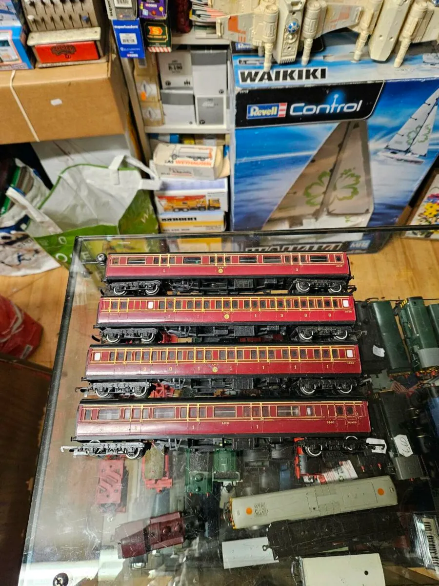 Hornby OO Gauge Carraiges - Image 1