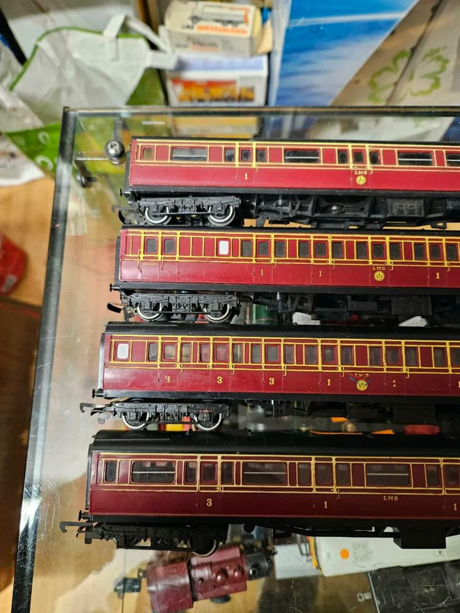 Hornby OO Gauge Carraiges - Image 2