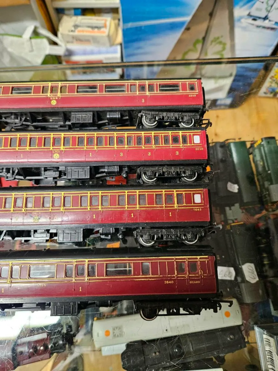 Hornby OO Gauge Carraiges - Image 4