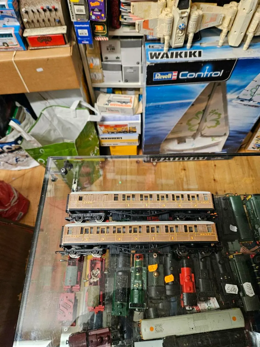 Hornby OO Gauge Carraiges - Image 1