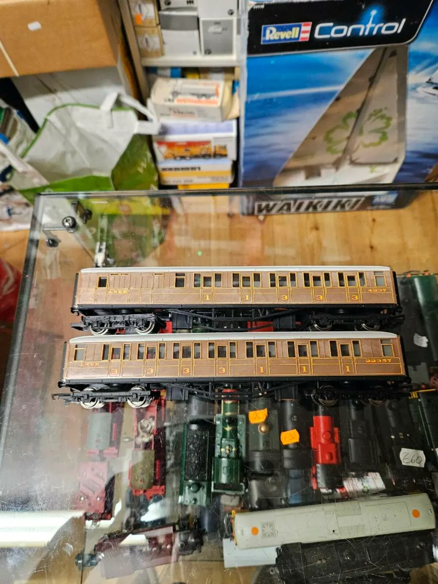 Hornby OO Gauge Carraiges - Image 2