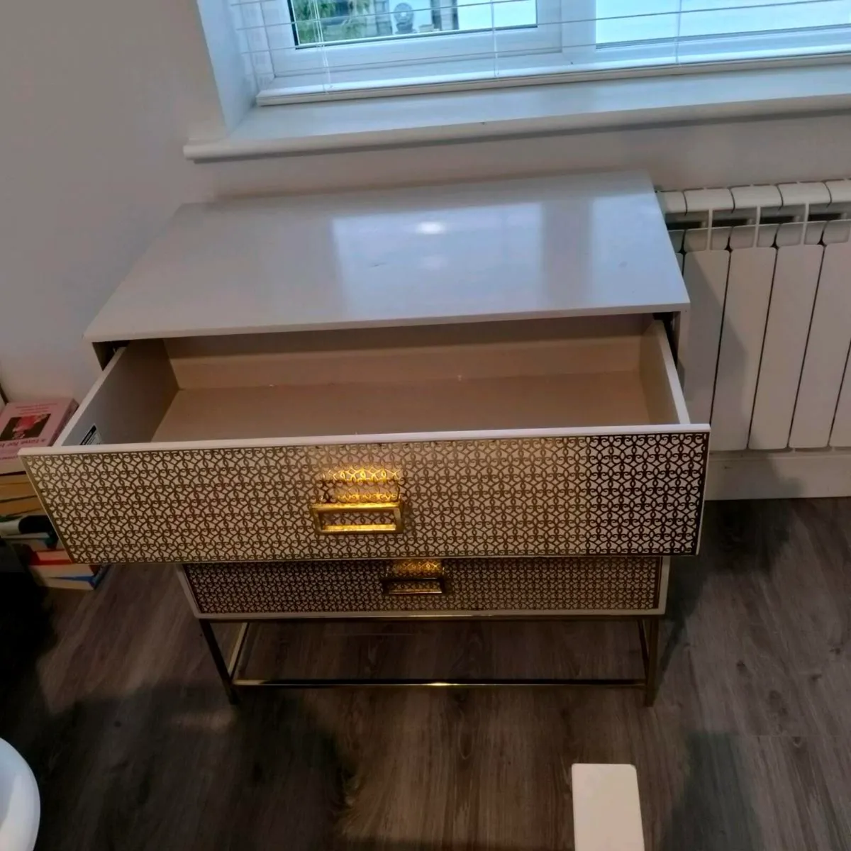 Chest of drawers and 2 bedside lockers - Image 2