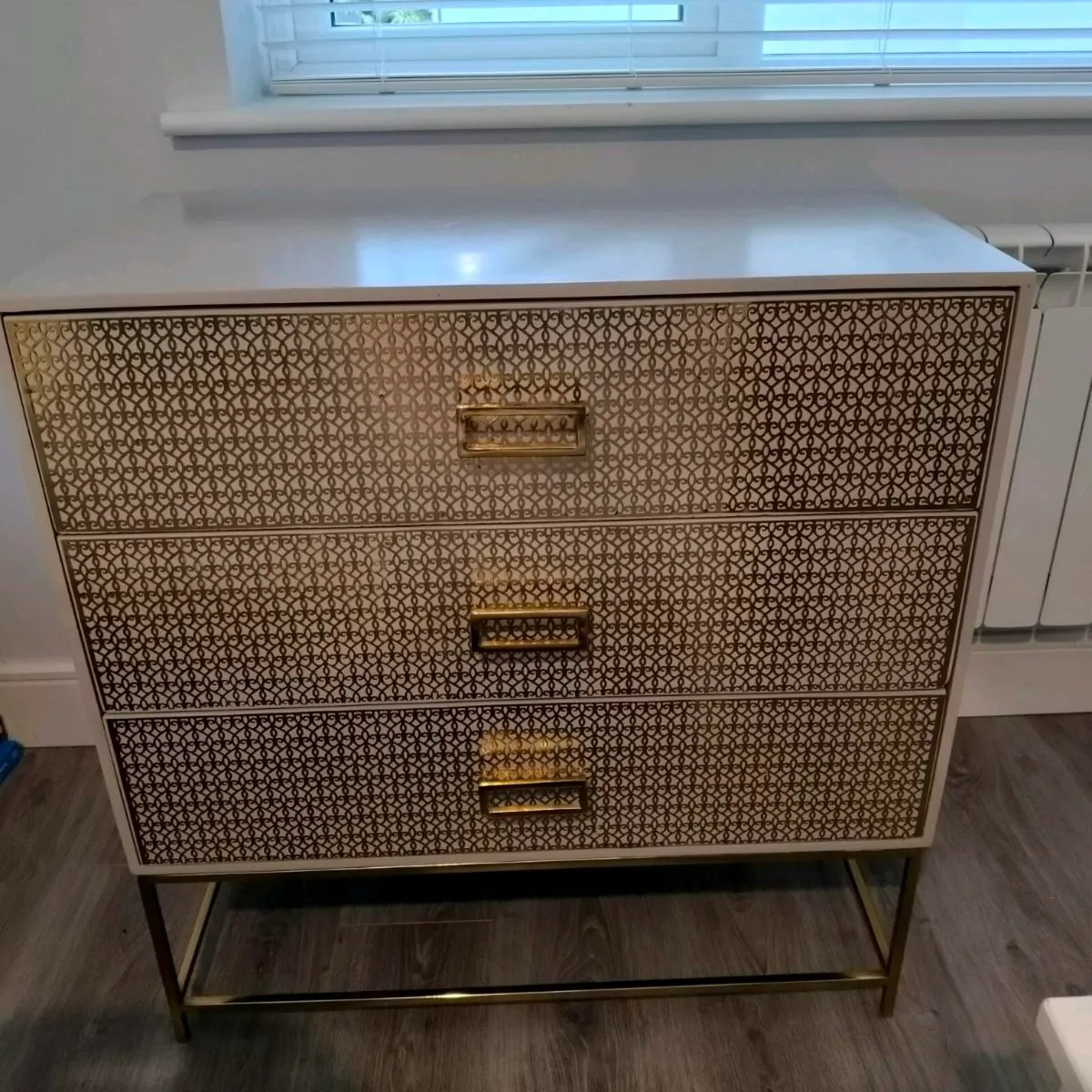 Chest of drawers and 2 bedside lockers - Image 1