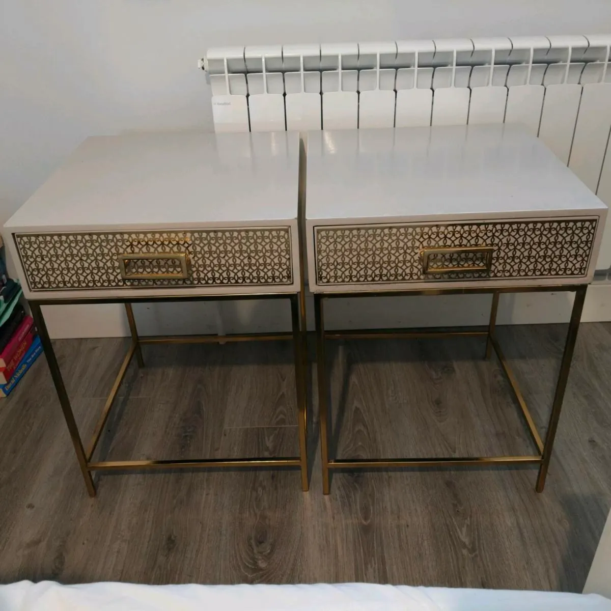 Chest of drawers and 2 bedside lockers - Image 3