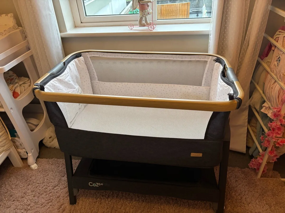 Next to me- Cozee lite baby crib - Image 1