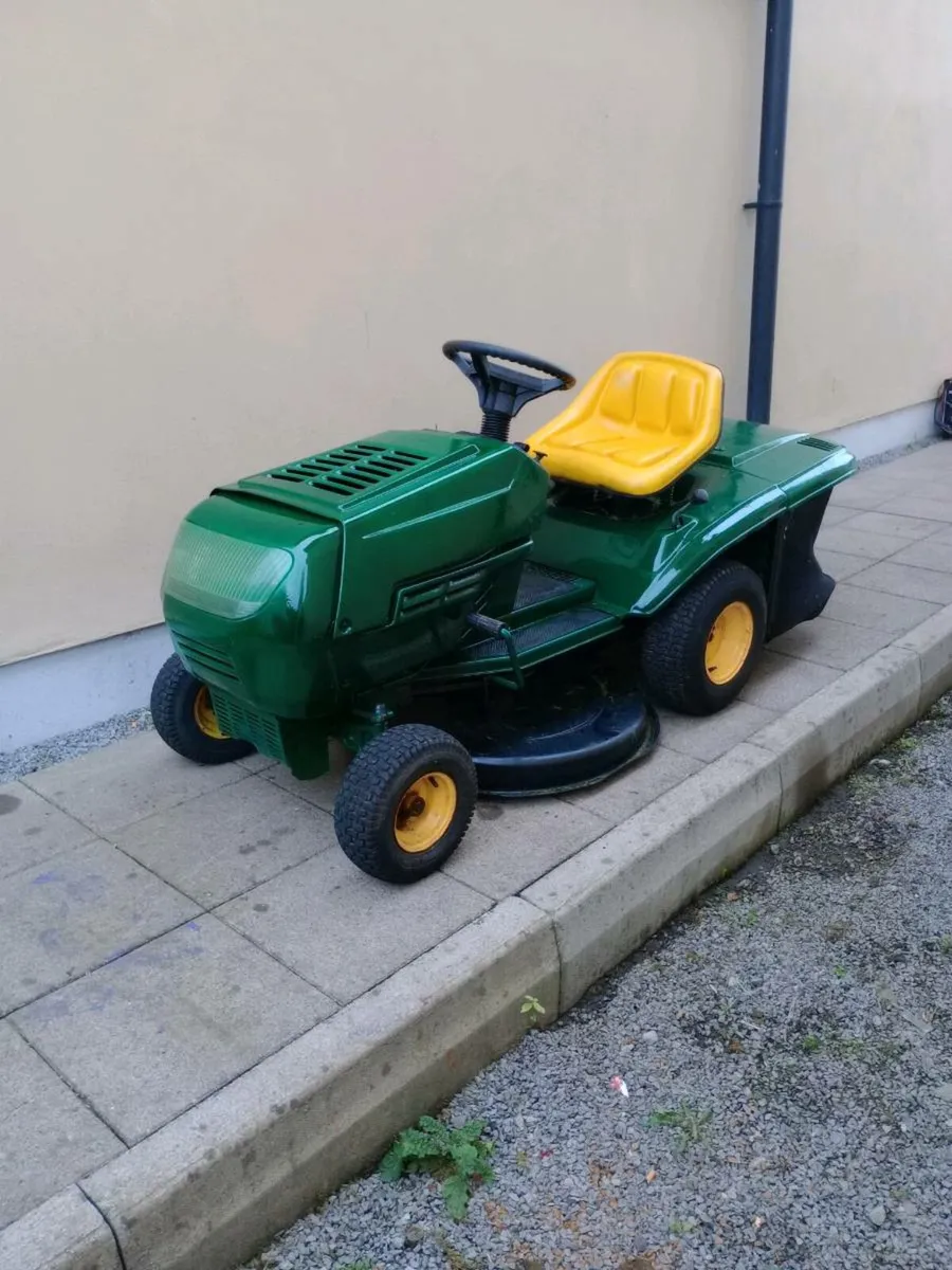 Ride on lawnmower - Image 1