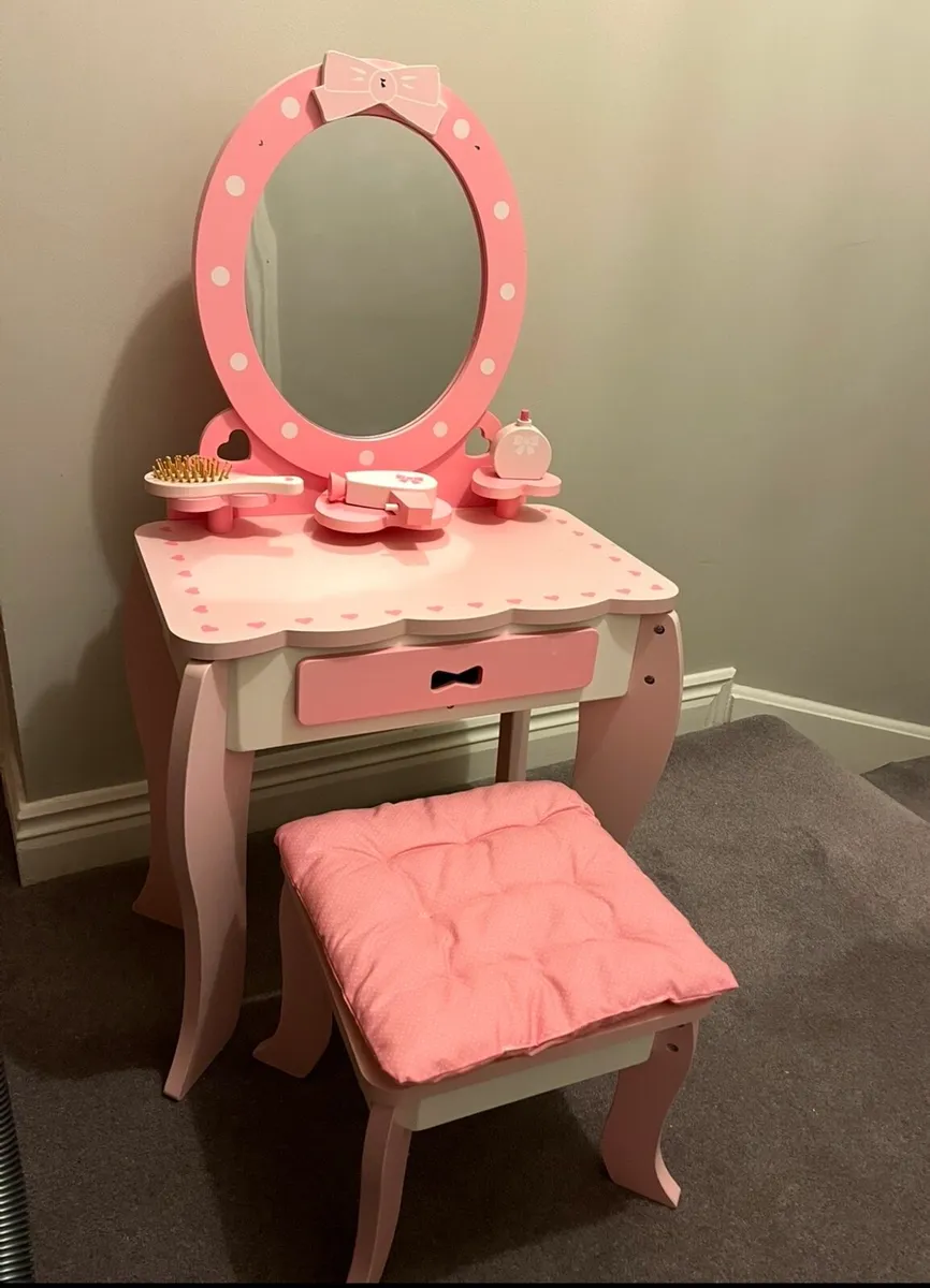 Wooden kids dressing table - Image 1