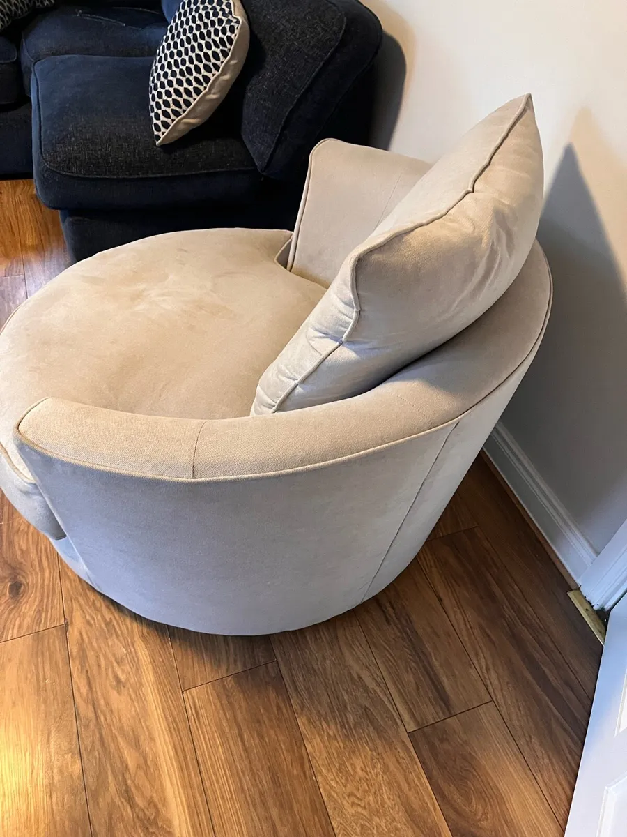 Suite of furniture - Image 2