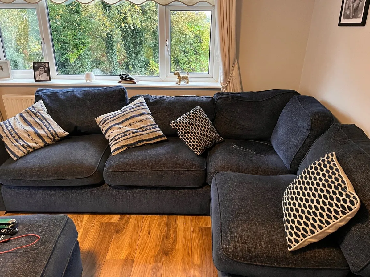 Suite of furniture - Image 1