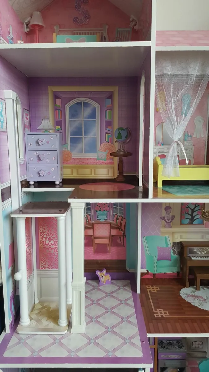 Doll House with accessories - Image 2