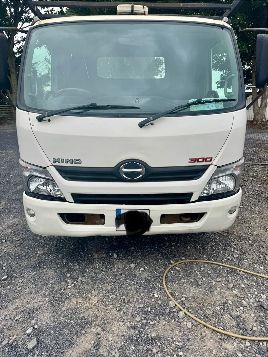 2015 Hino 300 7.5 ton tipper - Image 1
