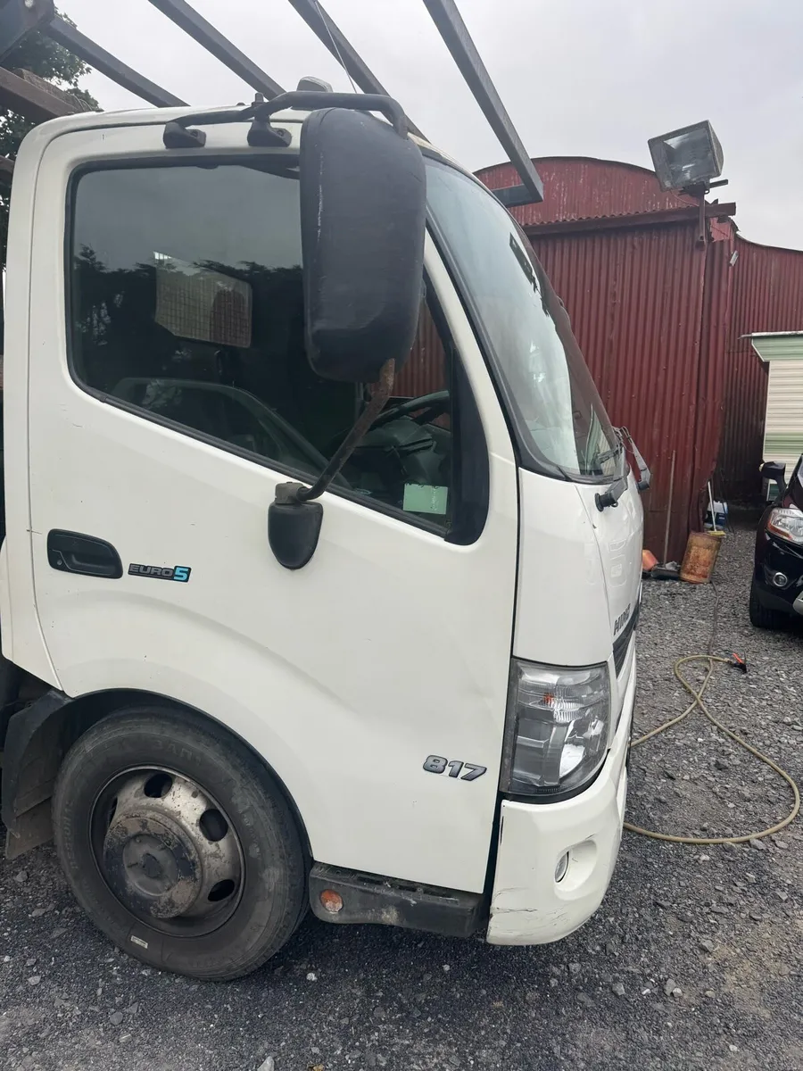 2015 Hino 300 7.5 ton tipper - Image 2