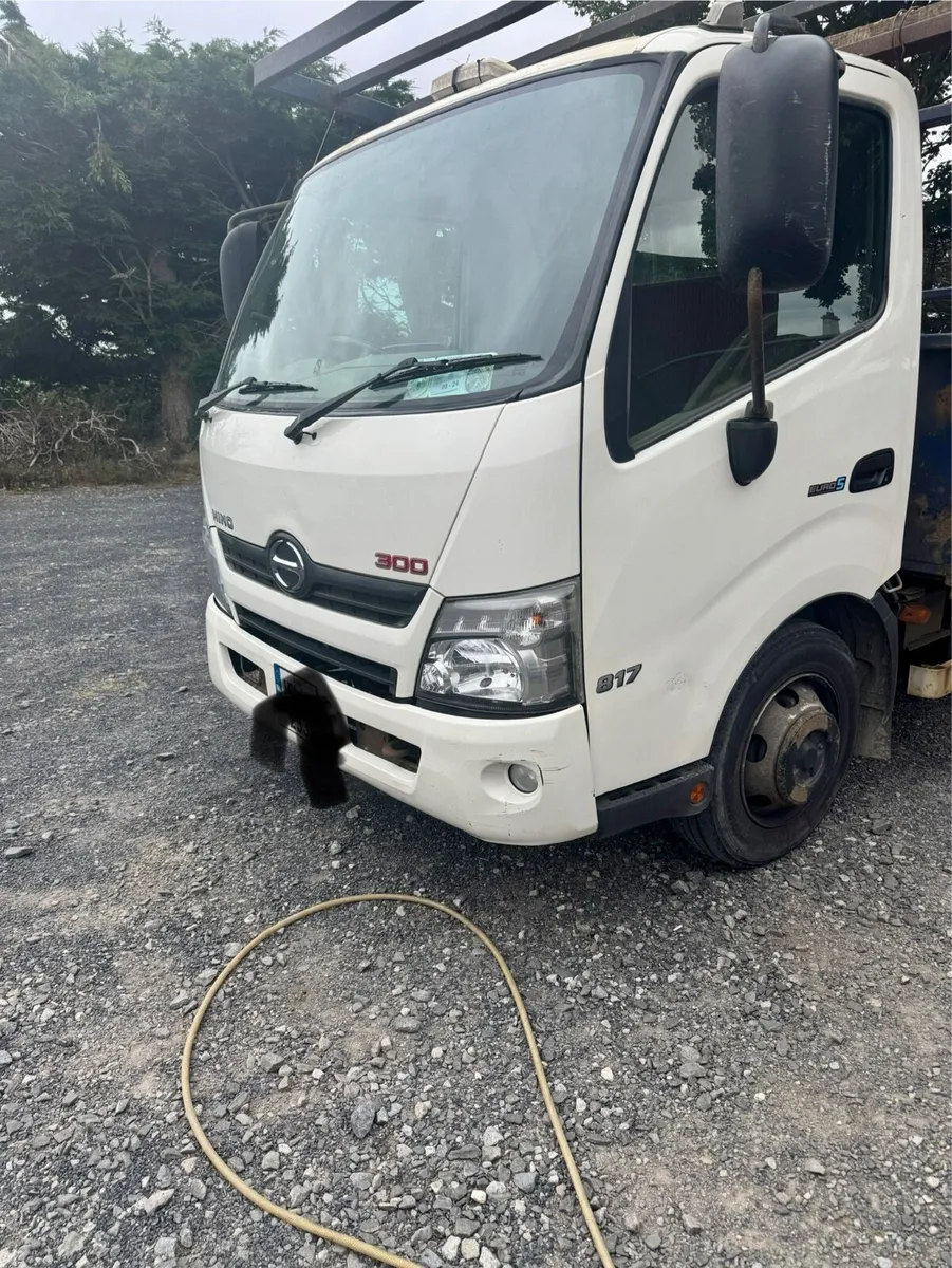 2015 Hino 300 7.5 ton tipper - Image 3