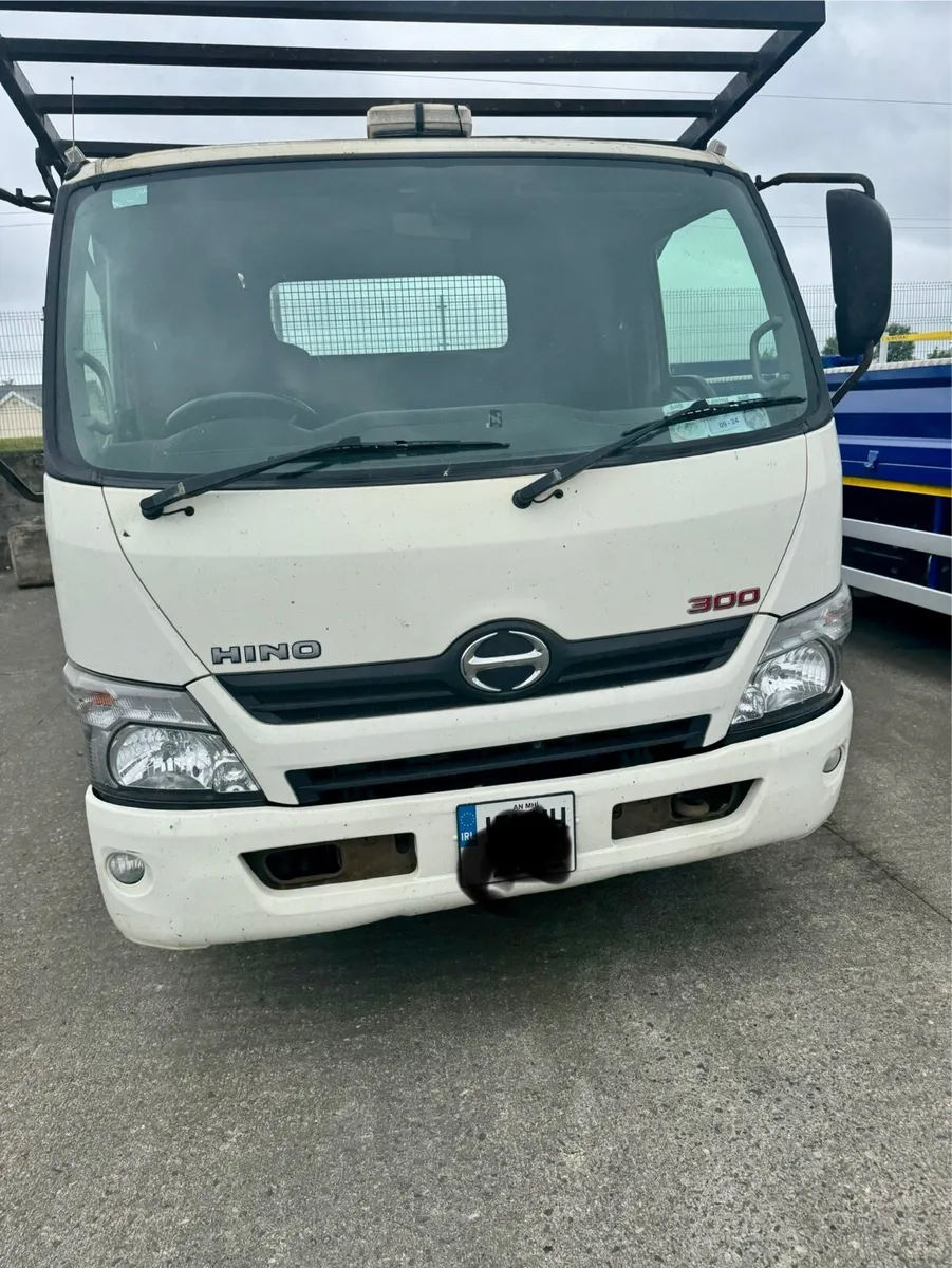 2015 Hino 300 7.5 ton tipper - Image 4