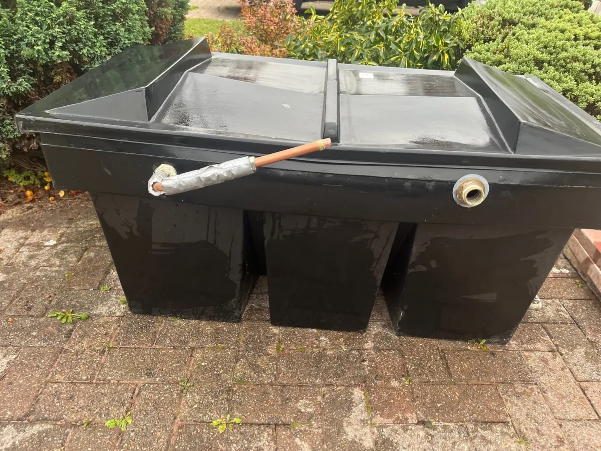 Water tank with a lid - Image 1