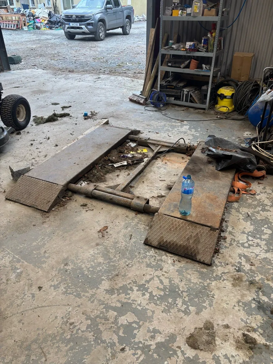 Mid hight scissor lift