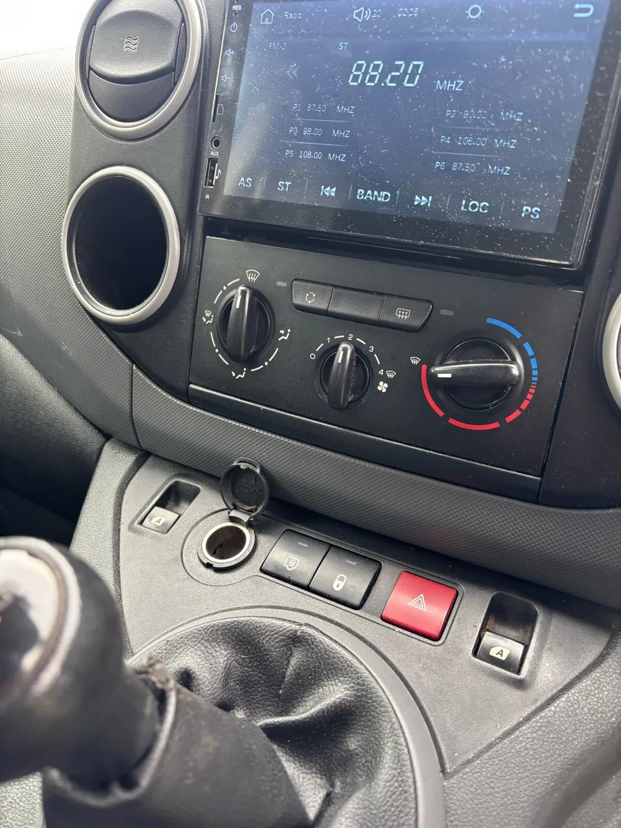2017 Peugeot partner lwb crew van - Image 4