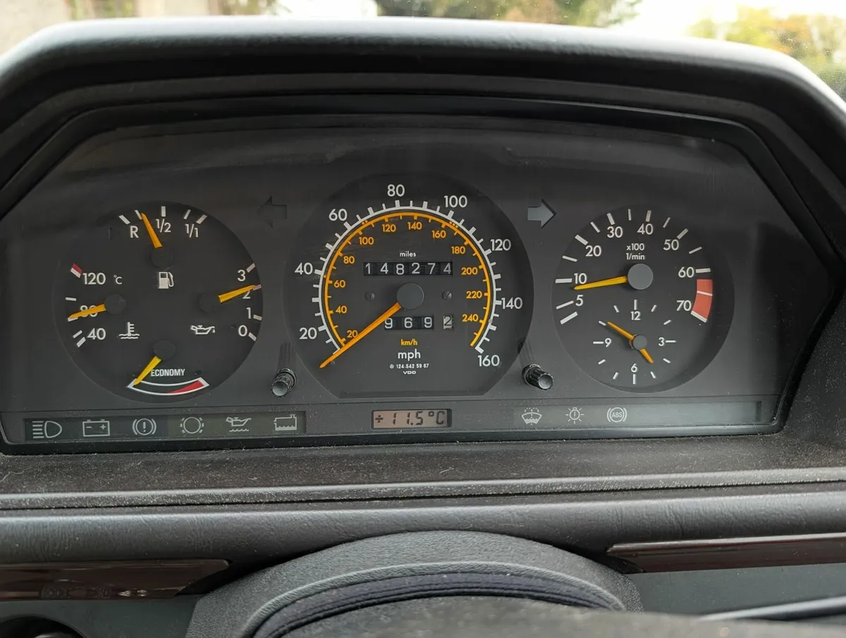 Mercedes-Benz W124 1990 - Image 2