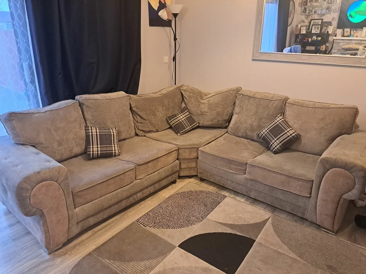 Corner couch - Image 1