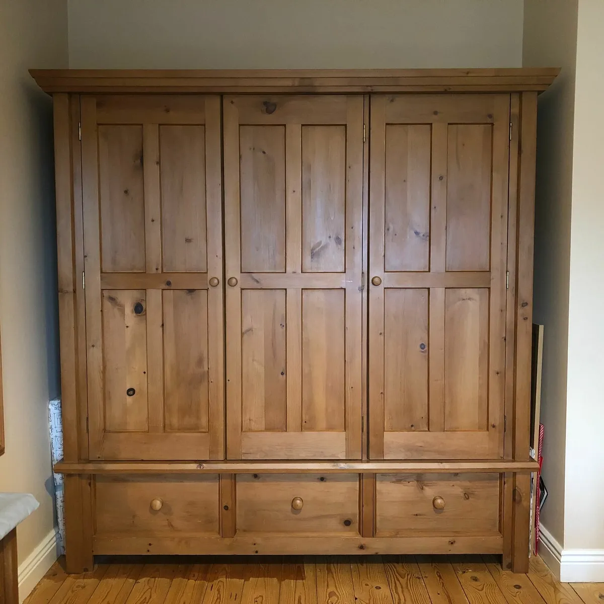 Wardrobe 3 door solid wood - Image 3