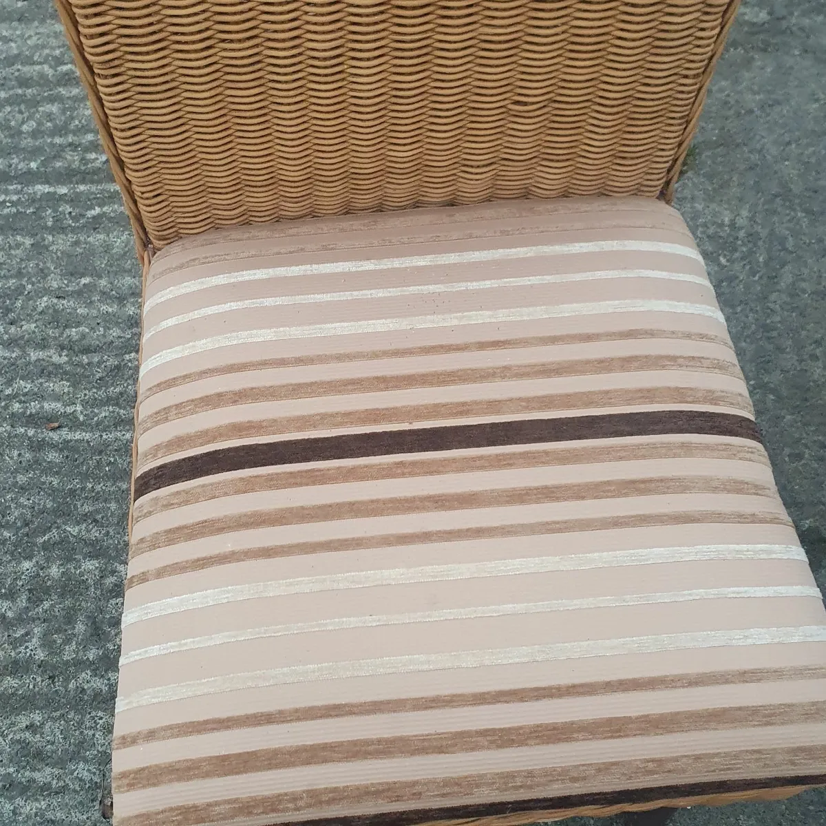 Dining Table and four chairs - Image 2