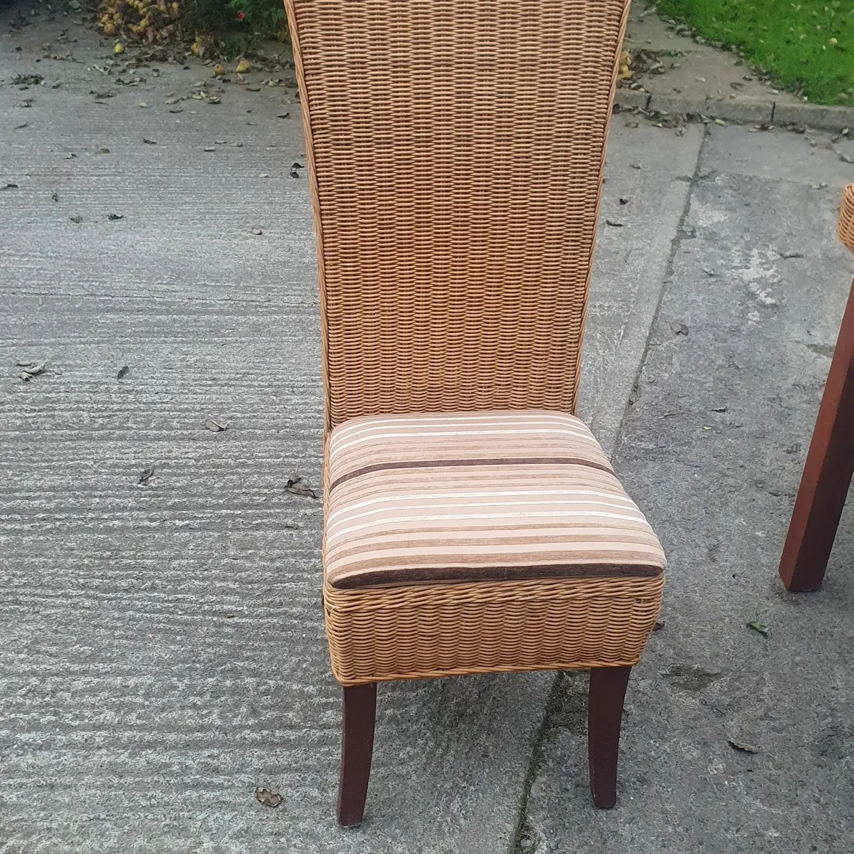 Dining Table and four chairs - Image 3