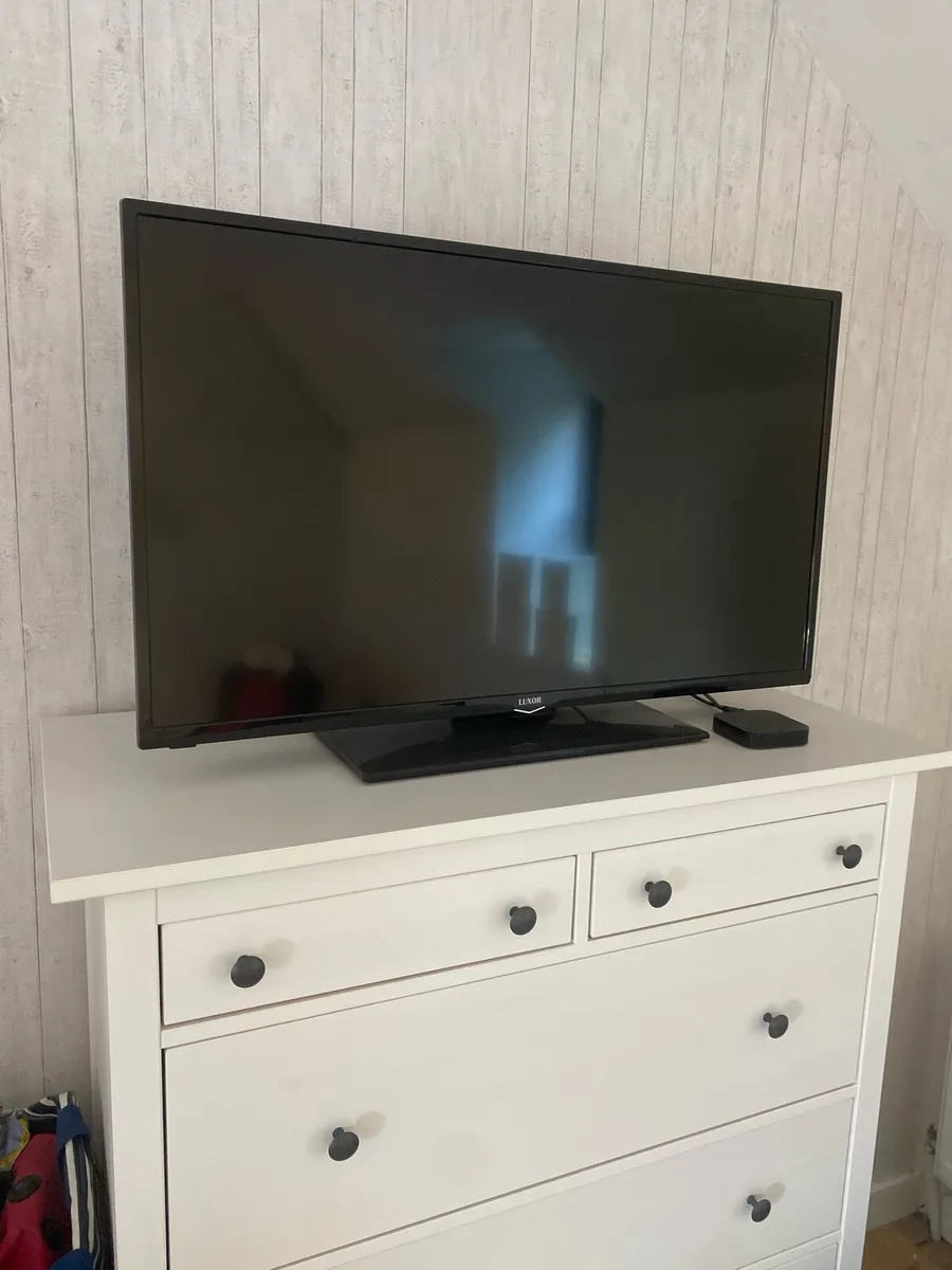 Tv - LUXOR 40” - Image 1