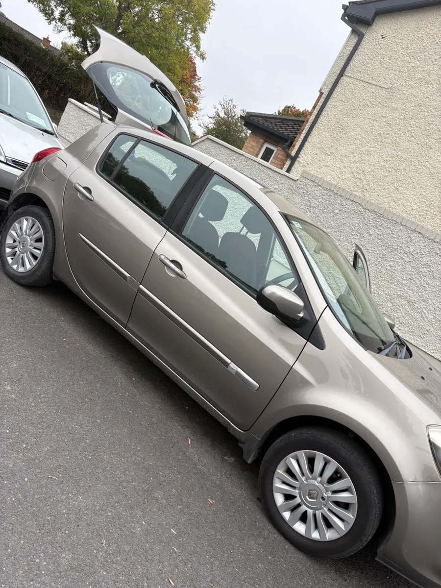 Renault Clio 1.1 petrol LOW KMS - Image 2