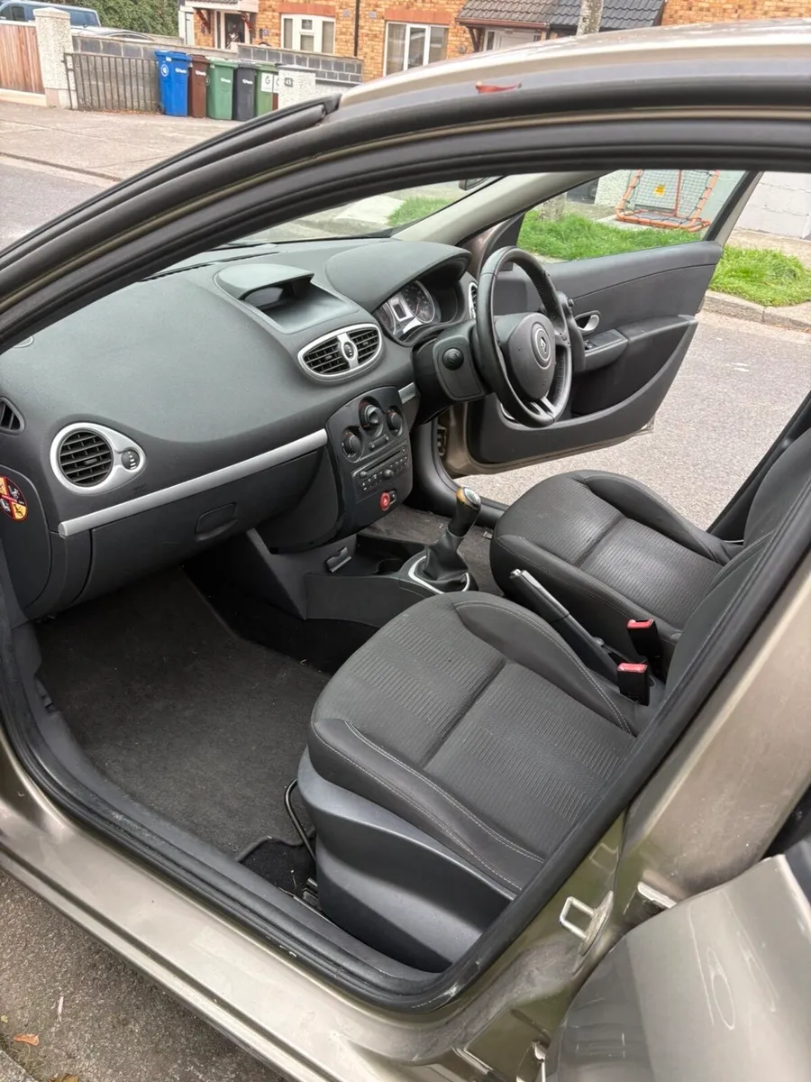 Renault Clio 1.1 petrol LOW KMS - Image 4