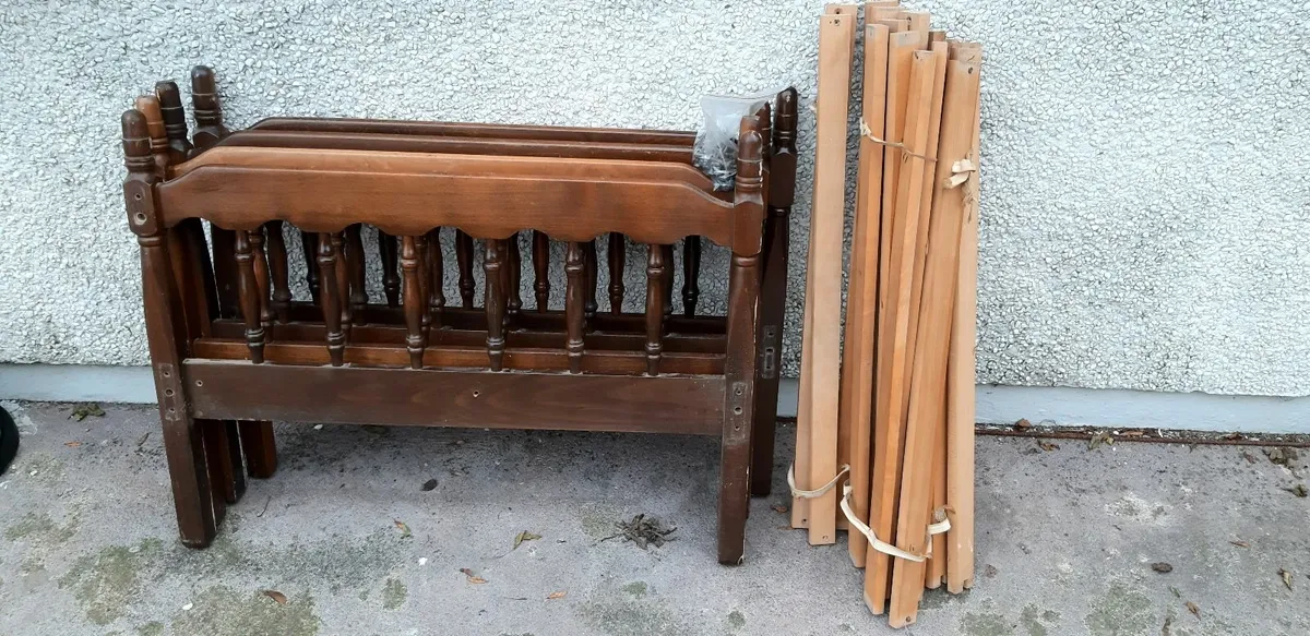 Pair of mahogany single beds - Image 1