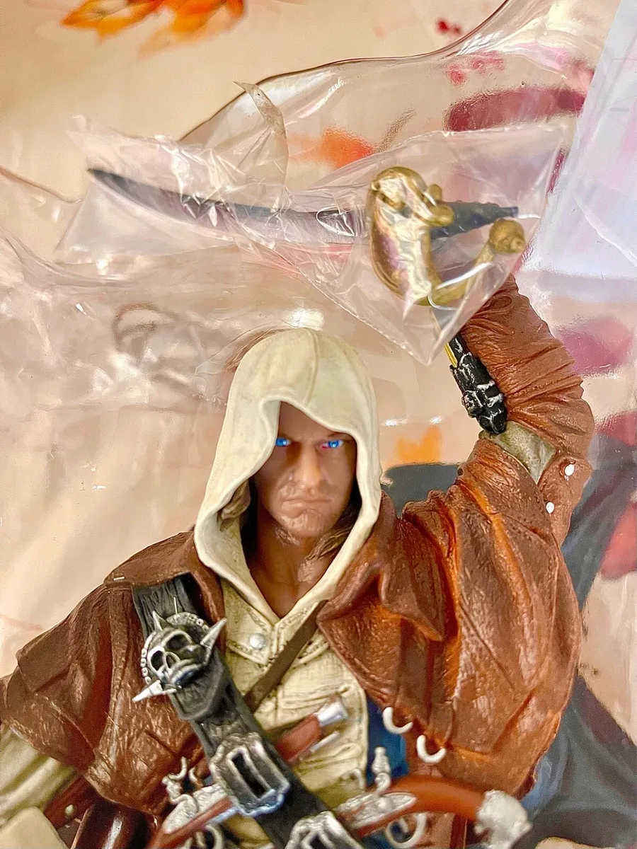 Assassins Creed IV Figure & PS4 game (NEW & UNUSED - Image 4