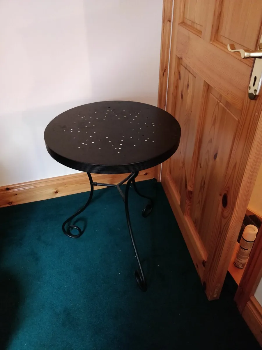 Black circular side table - Image 1