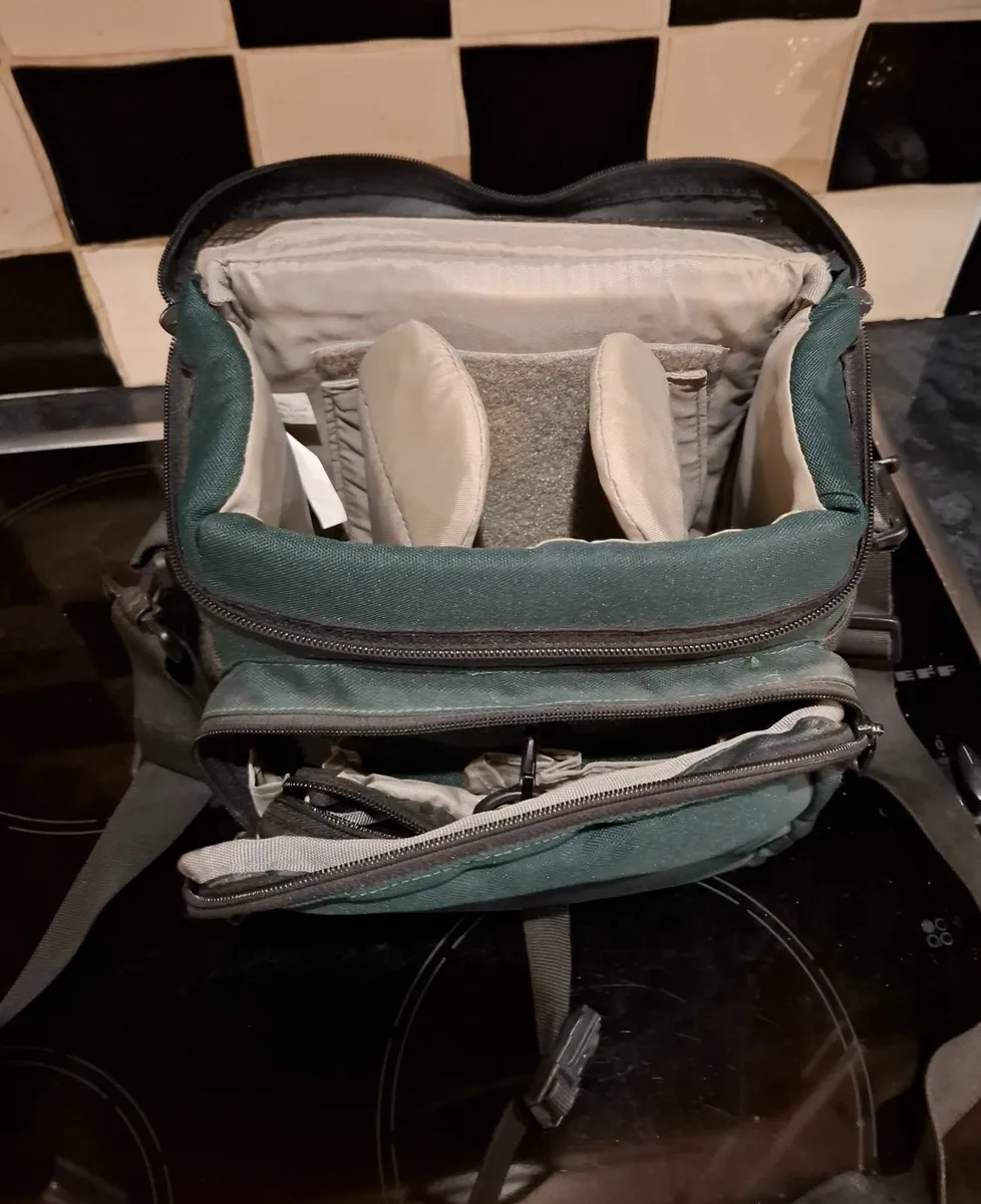 Lowepro Nova 2 Camera Bag - Image 2