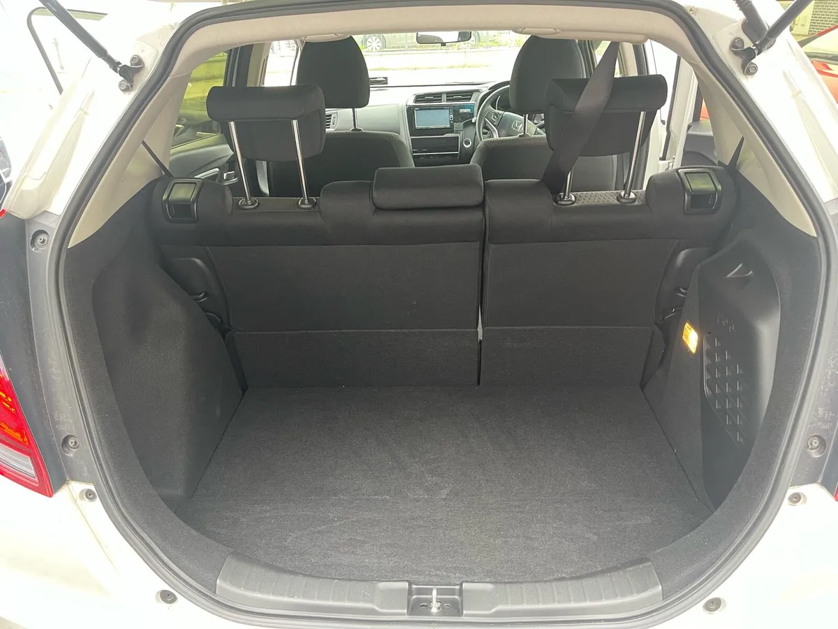 Honda fit hybrid white - Image 2