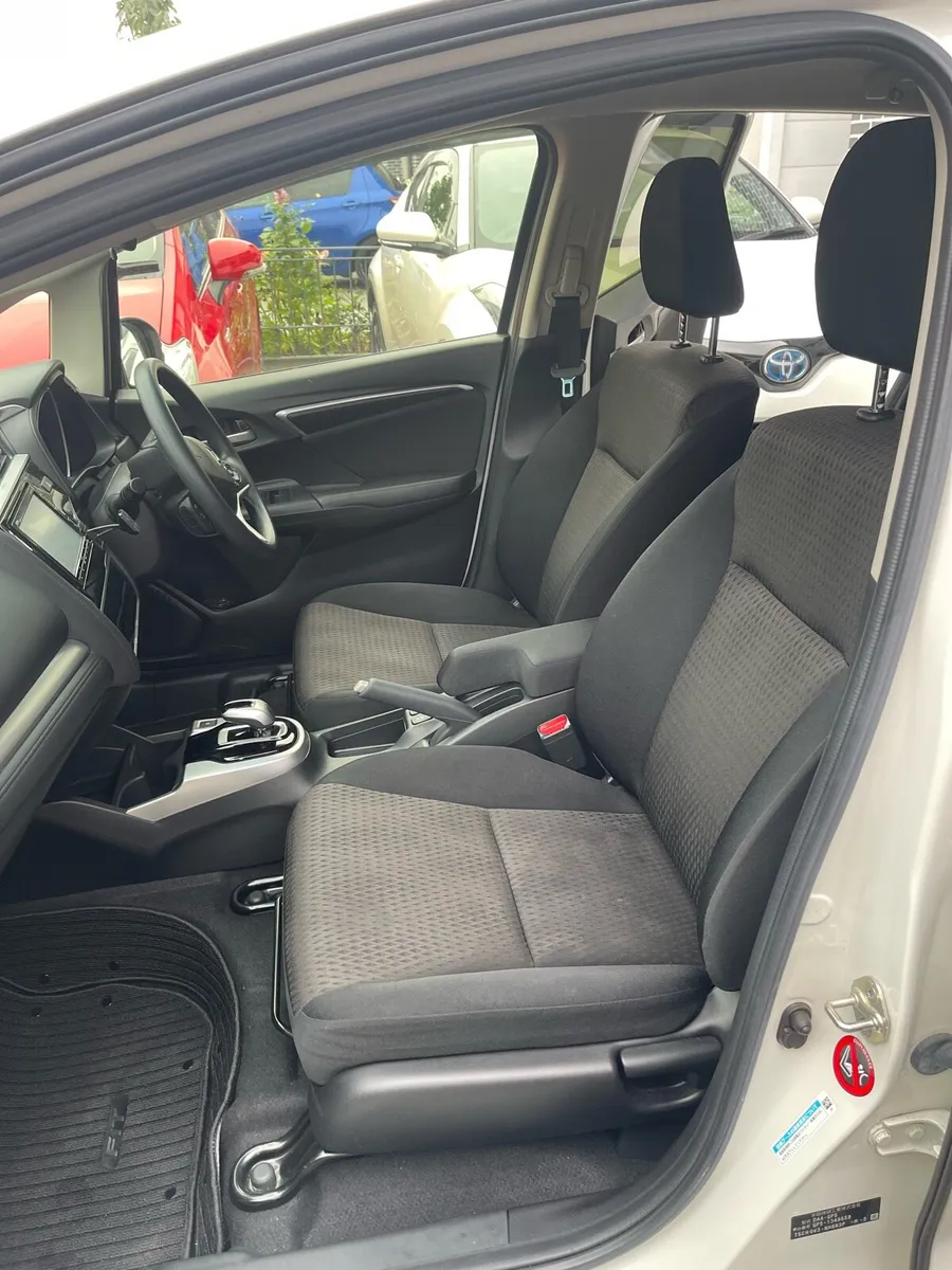 Honda fit hybrid white - Image 3