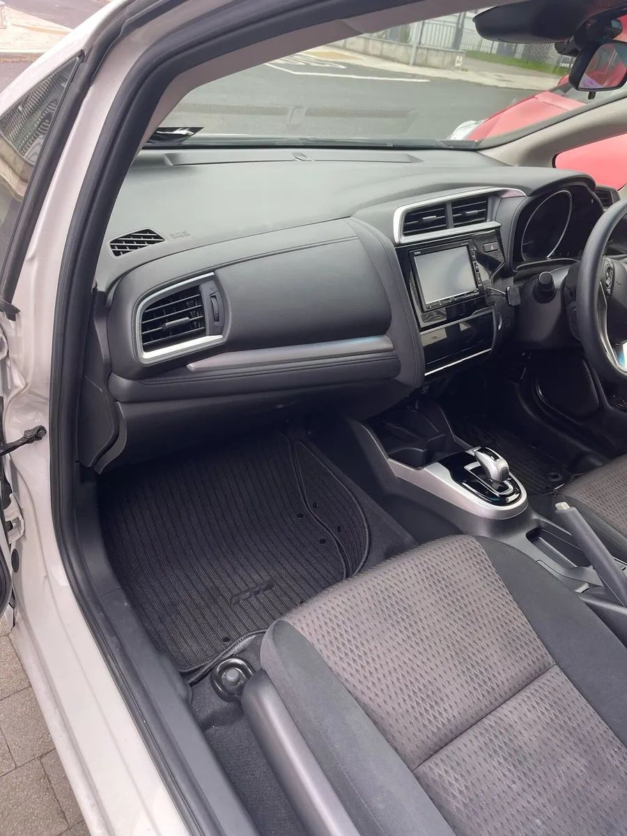 Honda fit hybrid white - Image 4
