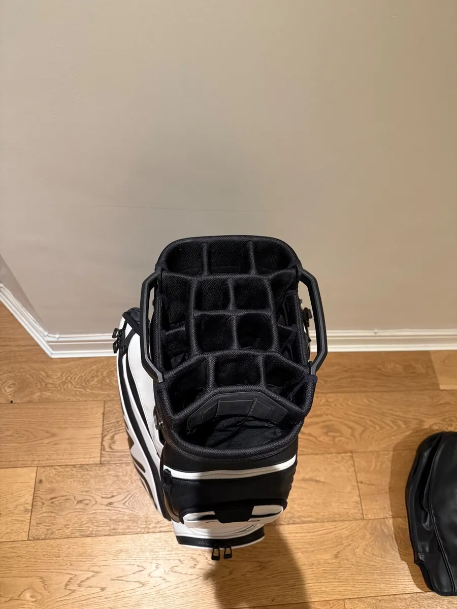 Ping DLX cart bag, white. - Image 3