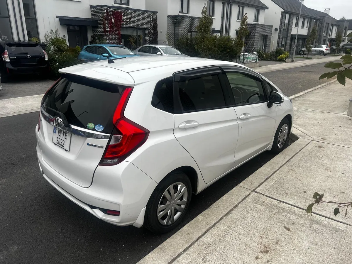 Honda fit hybrid white - Image 1