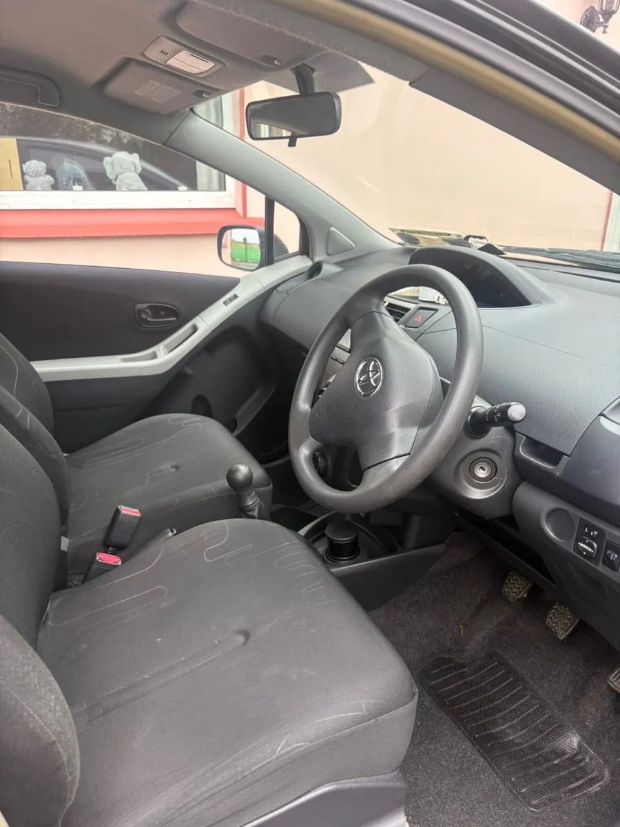 Toyota Yaris 2011 - Image 4