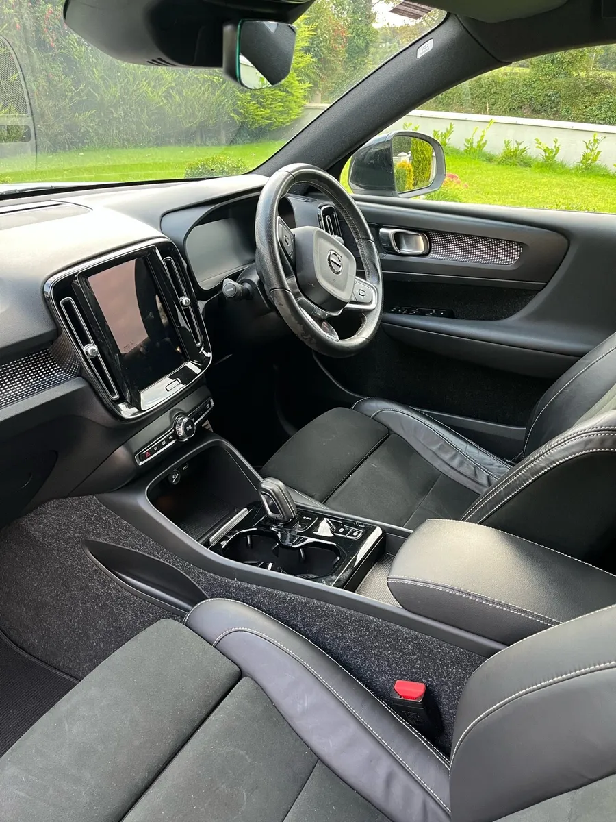 Volvo XC40 plug-in hybrid - Image 2