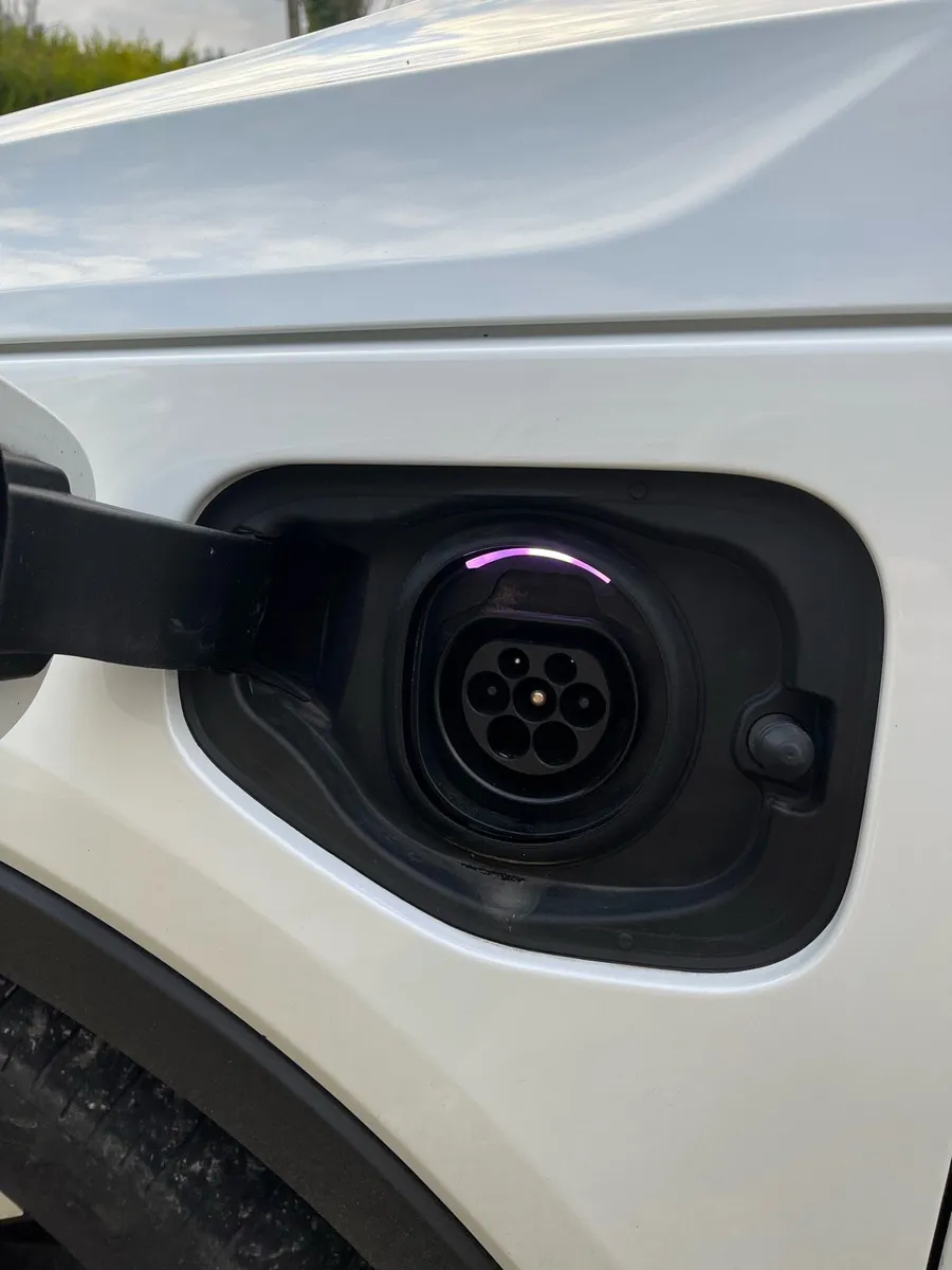 Volvo XC40 plug-in hybrid - Image 3