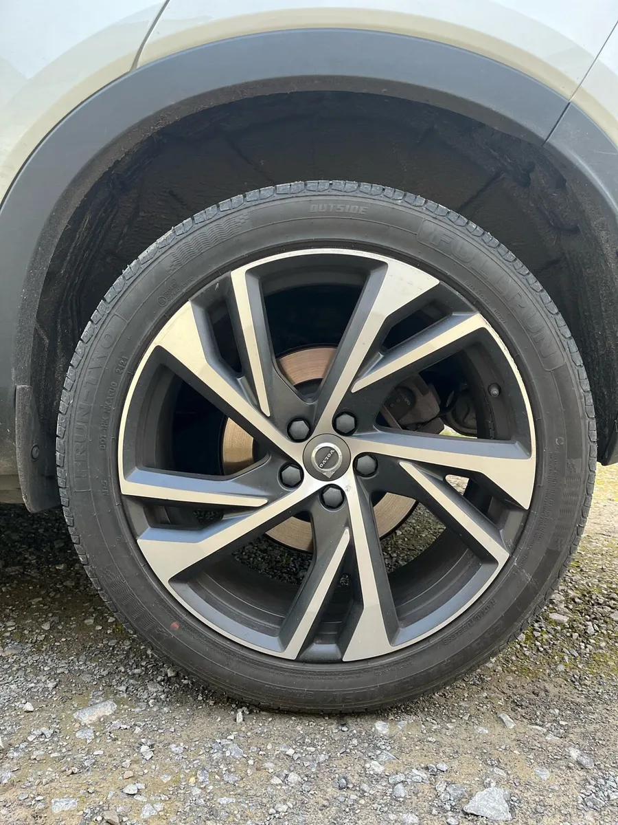 Volvo XC40 plug-in hybrid - Image 4