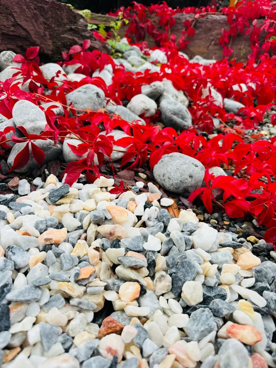 Icy blue stones, cobbles, pebbles, chippings - Image 2