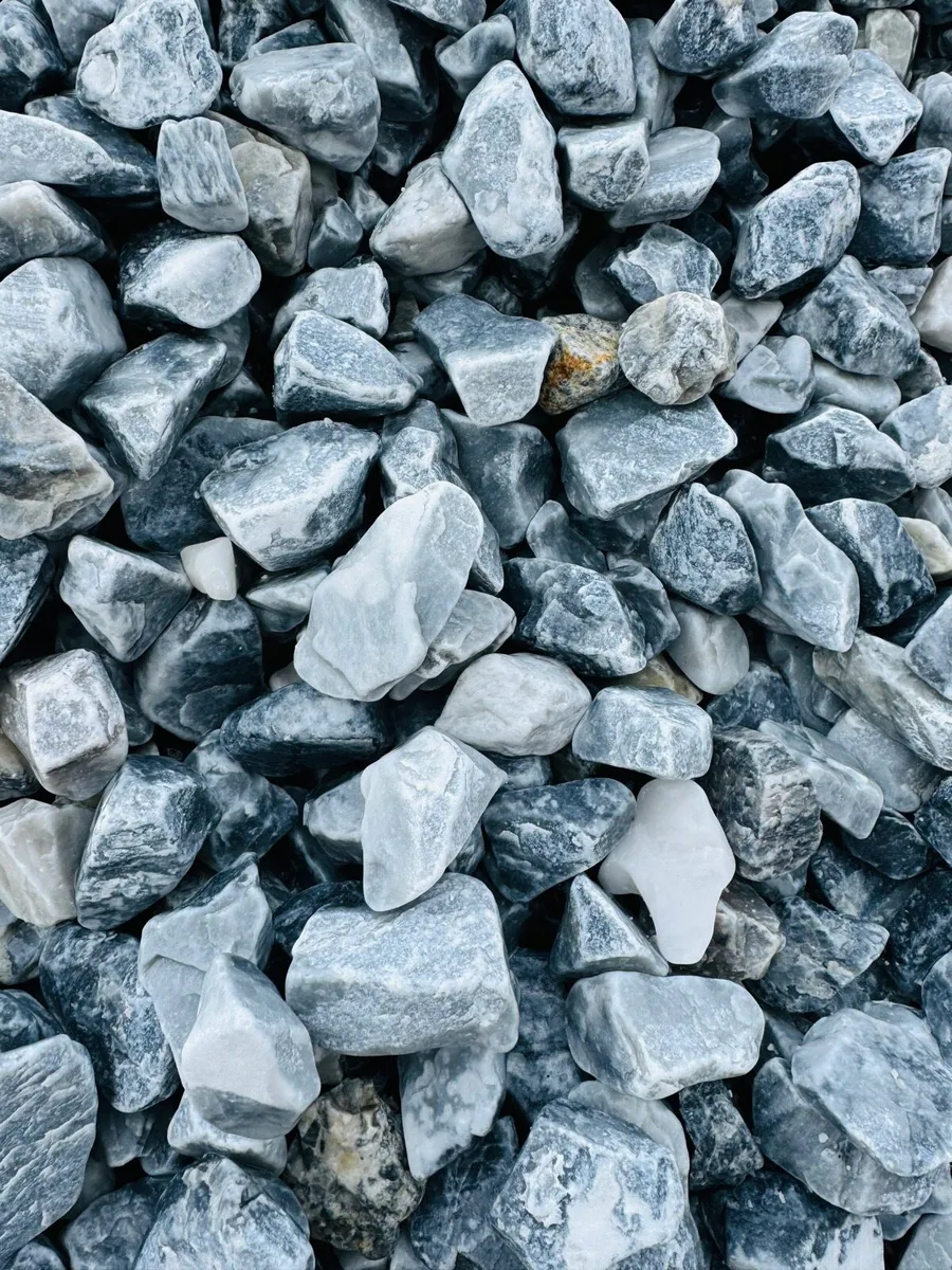Icy blue stones, cobbles, pebbles, chippings - Image 4
