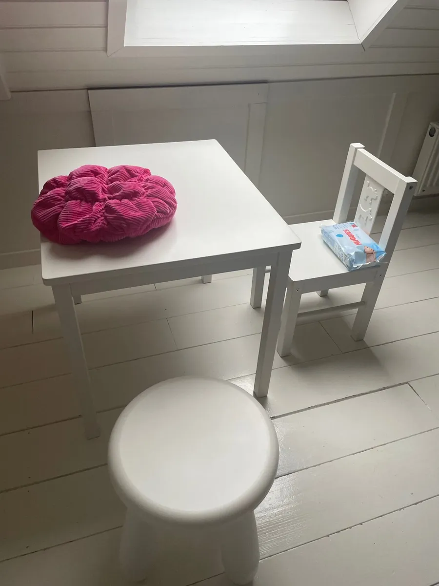 Kids table & chairs - Image 1