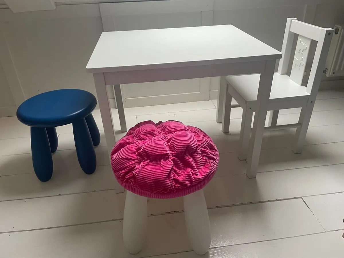Kids table & chairs - Image 2