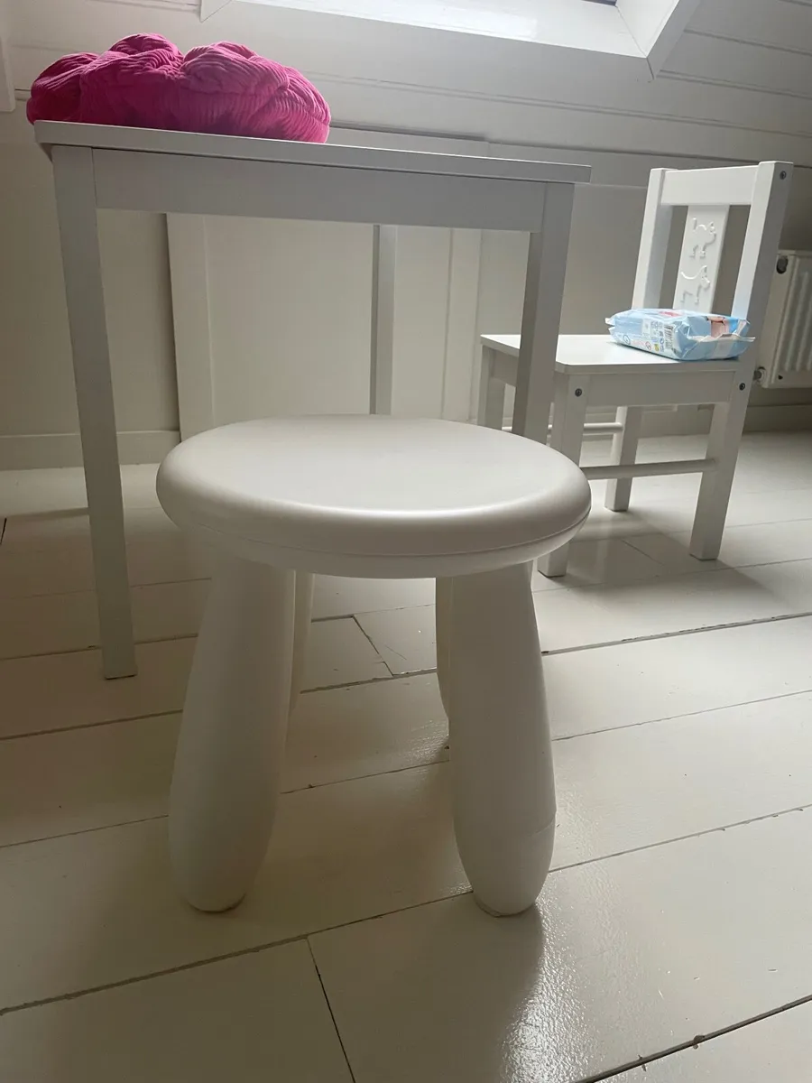 Kids table & chairs - Image 3