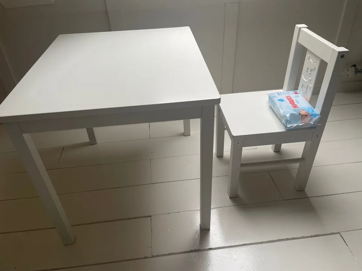 Kids table & chairs - Image 4